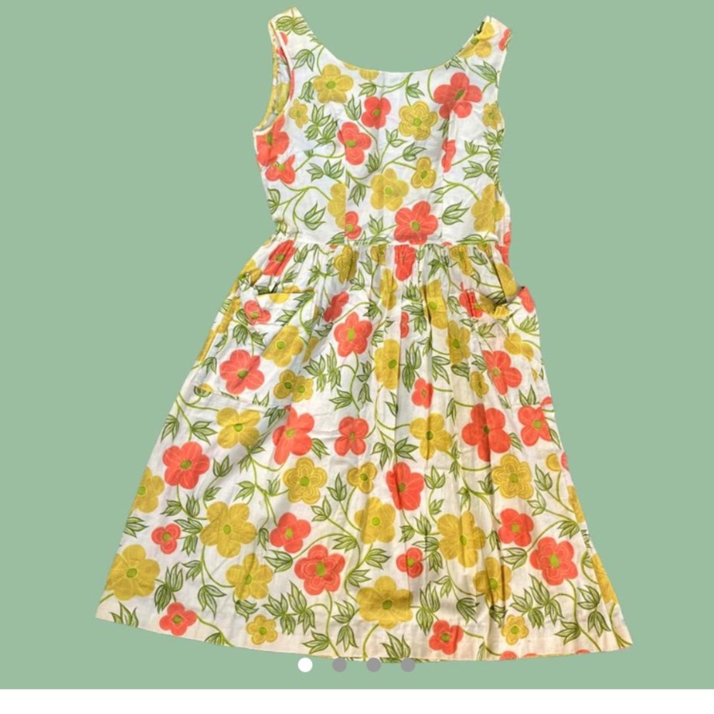 Vintage 70s floral patterned dress
Would best fit a size S/M
Stains in pics 2-4